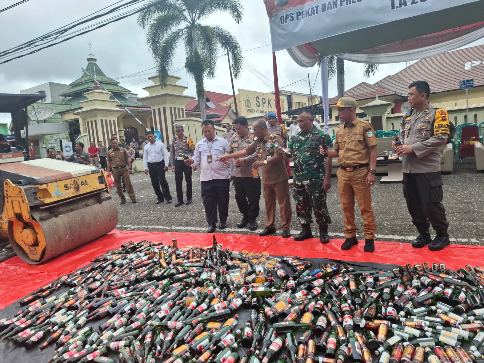 Tegas Lawan Miras Ilegal, Kasdim 0420/Sarko Hadiri Pemusnahan Barang Bukti di Polres Merangin”