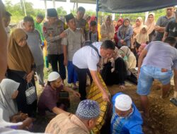 Kapolres Sarolangun Langsung Melayat Korban Laka Lantas di Desa Rengkiling