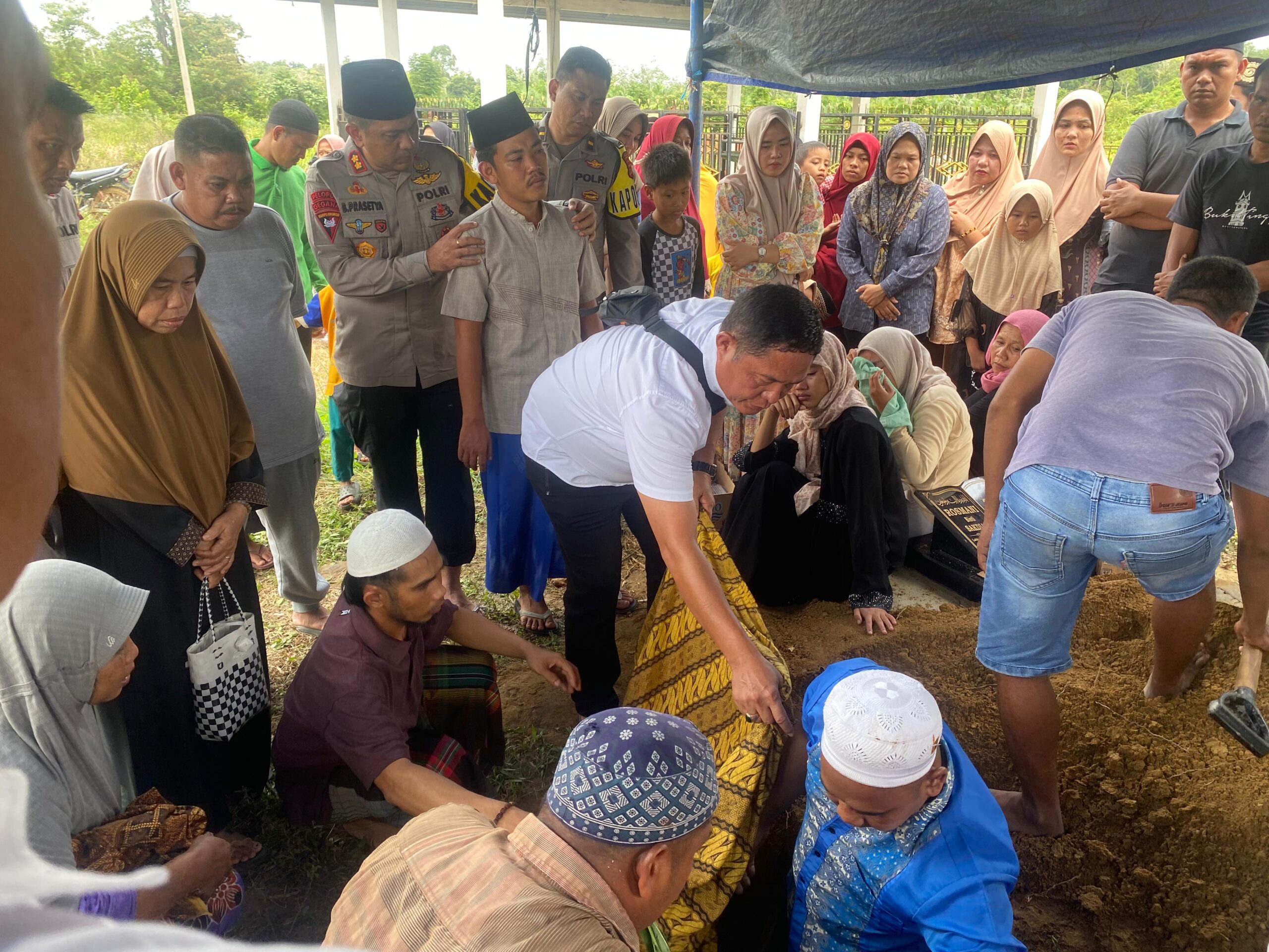 Kapolres Sarolangun Langsung Melayat Korban Laka Lantas di Desa Rengkiling