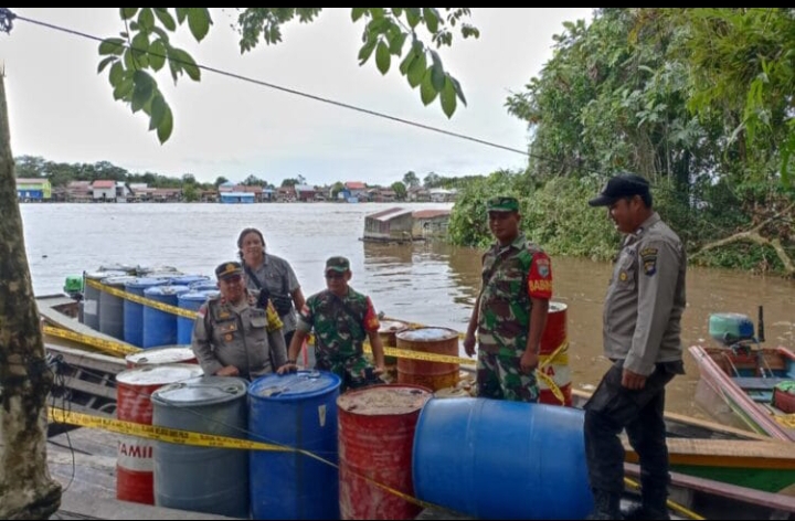 Kabupaten Kapuas hulu Di Temukan  48 Drum BBM jenis SOLAR  illegal  Di sungai Suhaid