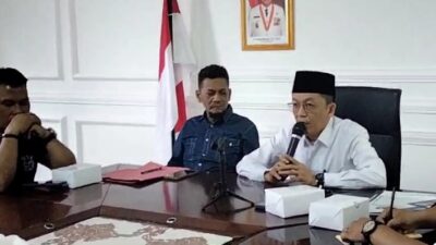 Kepala Dinas Diskominfo Prov.Kepri Hasan Merespon Aksi Damai Aliansi Wartawan Kepri (AWAK) di Kantor Diskominfo “Audiensi dan Aksi Damai”