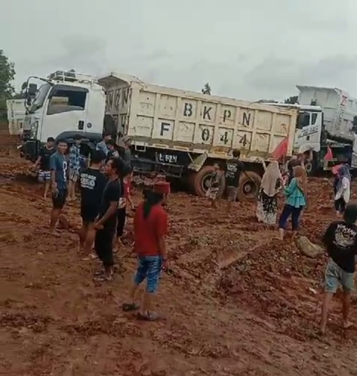 Diduga Pihak Perusahan Tambang Galian C Takut Didemo Sehingga Para Pekerja Diliburkan.