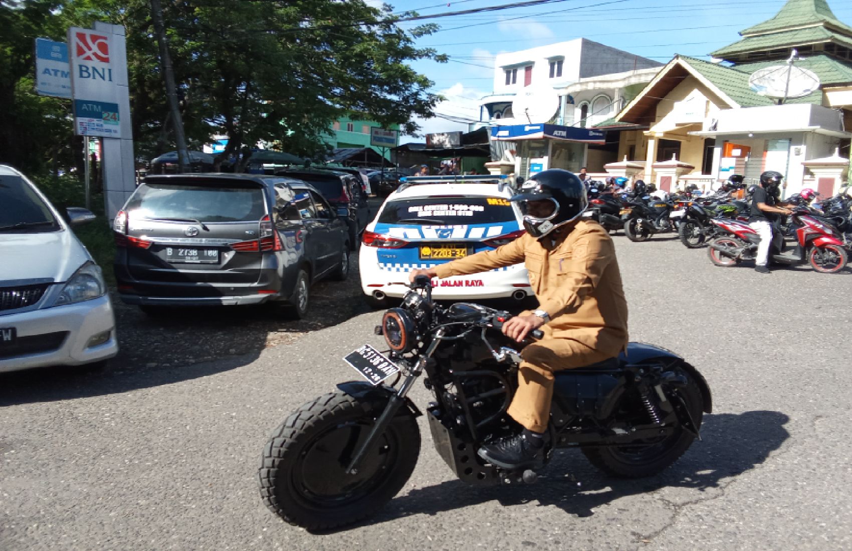 PJ. Bupati Merangin gunakan Sepeda Motor Menuju Lokasi kegiatan dan Tinjauan ke Pasar Baru.