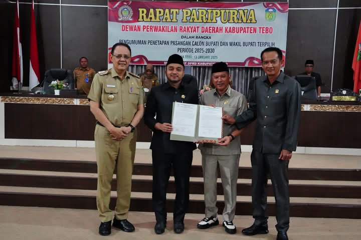 Pj. Bupati Tebo Dr. H. varial Adhi Putra. ST. MM  Menghadiri Rapat Paripurna DPRD Penetapan Pasangan Bupati Dan Wakil Bupati Tebo Terpilih  Tahun 2025 – 2030