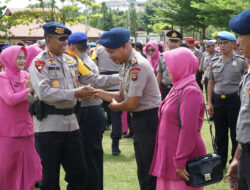 Kapolda Kalbar memimpin langsung pelaksanaan upacara kenaikan pangkat personel Polri periode 1 Januari 2025 di lapangan Jananuraga Mapolda Kalbar. Rabu (01/01/25).