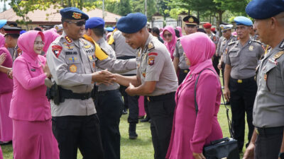 Kapolda Kalbar memimpin langsung pelaksanaan upacara kenaikan pangkat personel Polri periode 1 Januari 2025 di lapangan Jananuraga Mapolda Kalbar. Rabu (01/01/25).