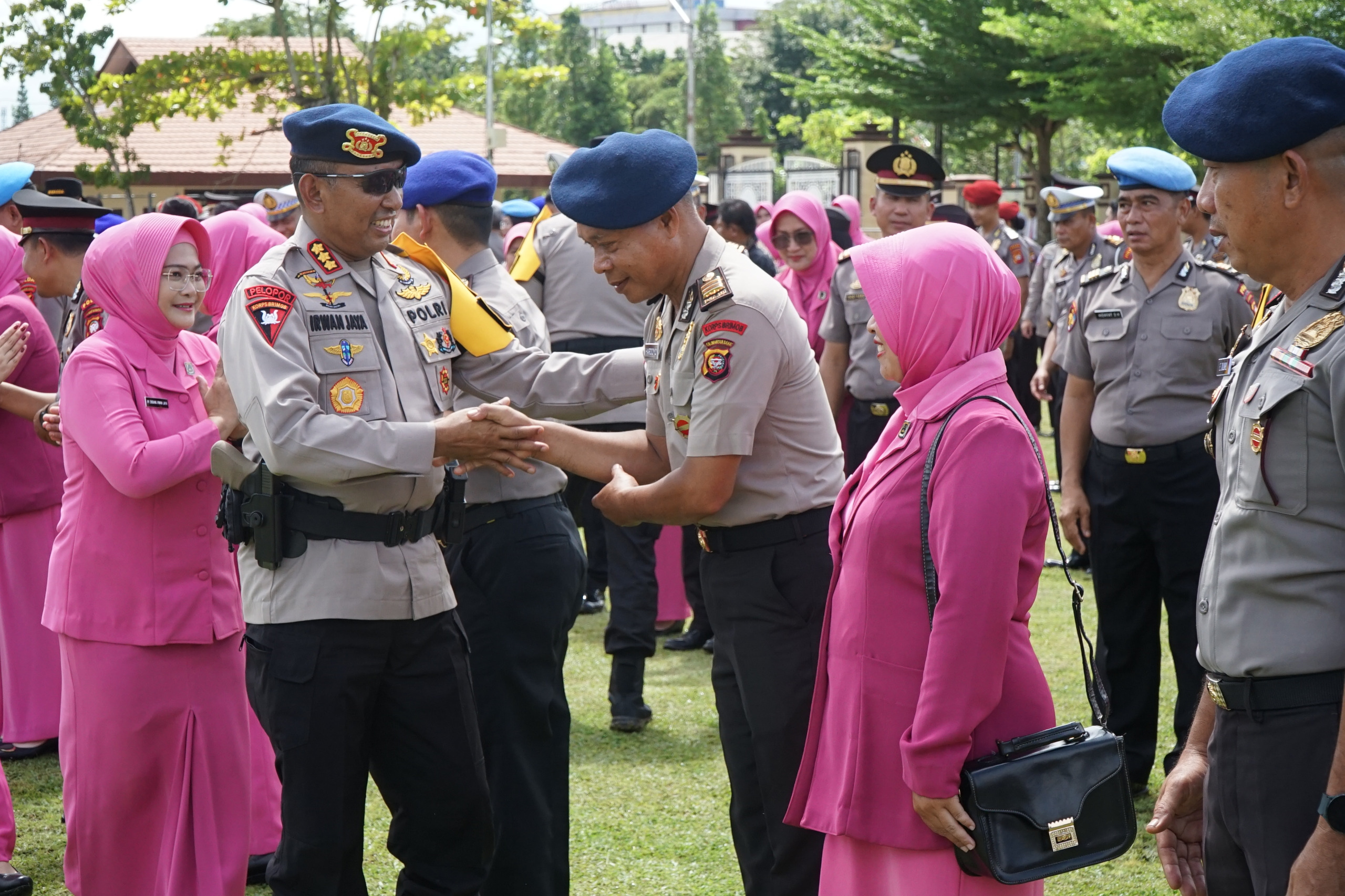 Kapolda Kalbar memimpin langsung pelaksanaan upacara kenaikan pangkat personel Polri periode 1 Januari 2025 di lapangan Jananuraga Mapolda Kalbar. Rabu (01/01/25).