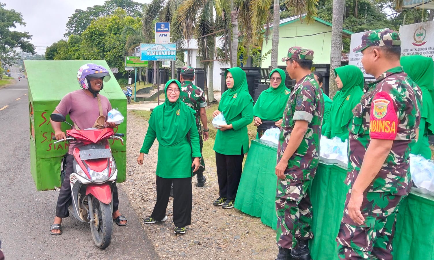 Dandramil Jangkat Beserta Anggota dan Ibu Persit Koramil 420-05/Jangkat Gelar Jumat Berkah, Meningkatkan Kepedulian Sosial”