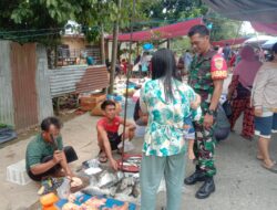 Lebih dari Keamanan Babinsa Koptu Raden Antoni Pantau Harga Sembako di Pasar Desa.