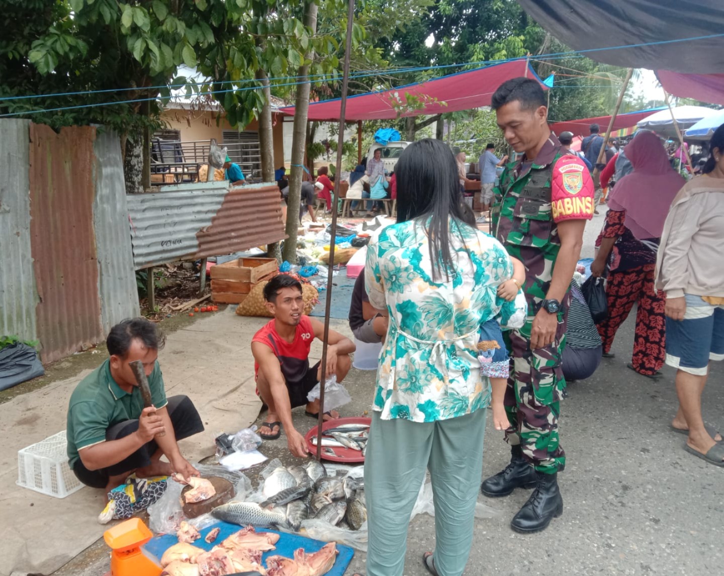 Lebih dari Keamanan Babinsa Koptu Raden Antoni Pantau Harga Sembako di Pasar Desa.