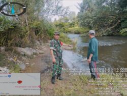 Waspada Banjir, Babinsa Serka Wandi Lakukan Pemantauan Rutin Debit Air Sungai