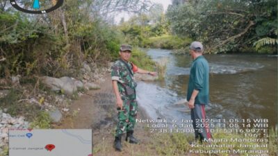 Waspada Banjir, Babinsa Serka Wandi Lakukan Pemantauan Rutin Debit Air Sungai