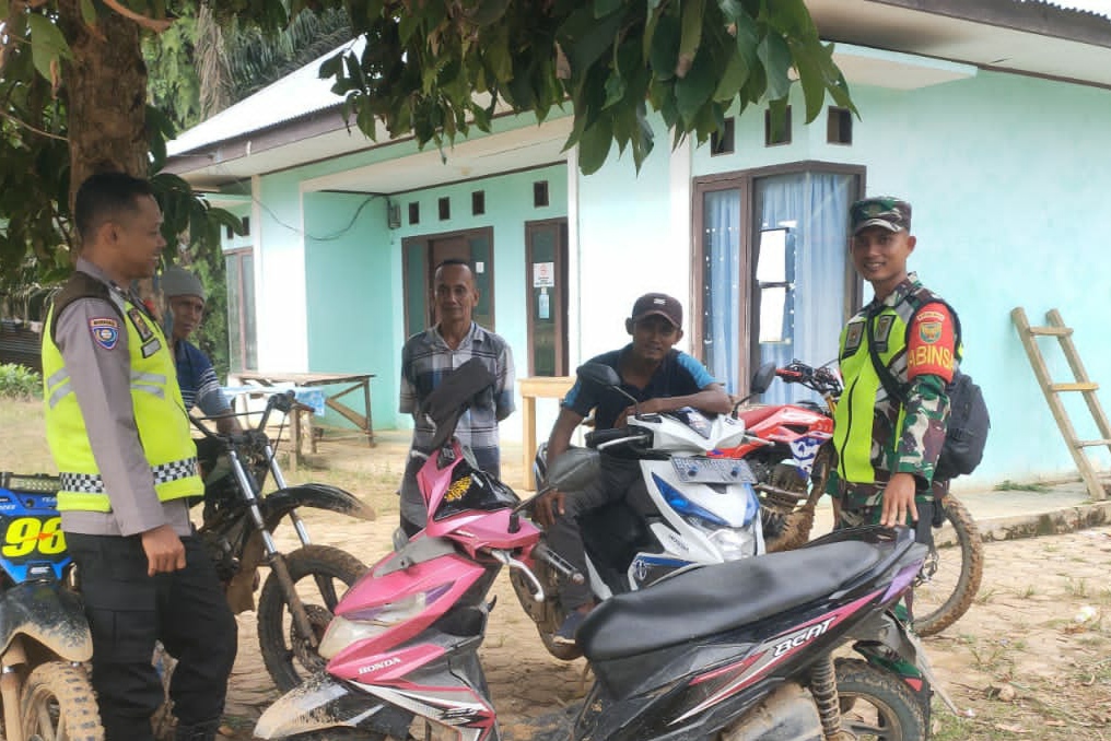 Mendengarkan Aspirasi Warga, Kopda Sujat Miko Lakukan Komsos dengan Bapak Junaidi di Desa Mekar Limau Manis