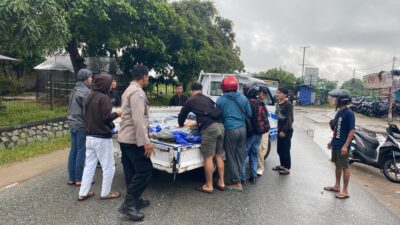 Pelayanan Responsif, Kanit Binmas Polsek Sintang Kota Bantu Evakuasi Korban Laka Lantas