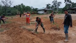 TNI di Tengah Masyarakat Babinsa Koramil 420-09/Bangko Gelar Gotong Royong di Desa Sungaiulak