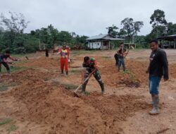 TNI di Tengah Masyarakat Babinsa Koramil 420-09/Bangko Gelar Gotong Royong di Desa Sungaiulak