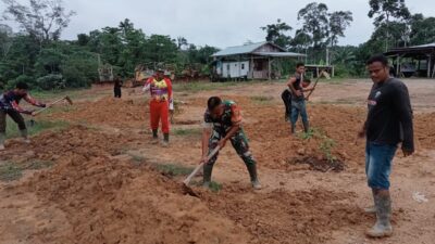 TNI di Tengah Masyarakat Babinsa Koramil 420-09/Bangko Gelar Gotong Royong di Desa Sungaiulak