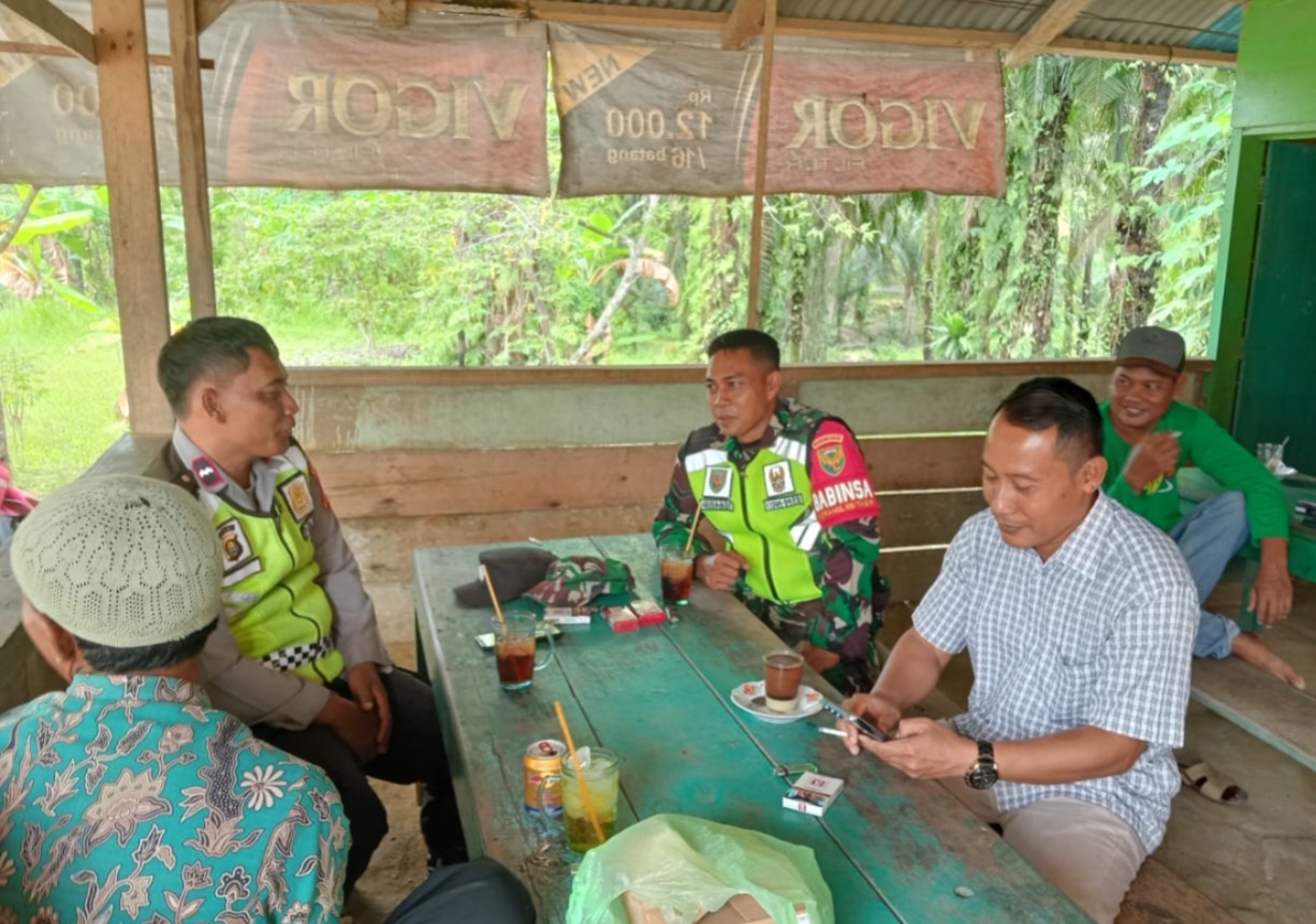 Pererat Hubungan TNI dan Masyarakat, Babinsa Serda Aris Andyanto Laksanakan Komsos di Desa Sungai Bulian