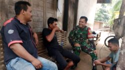 TNI dan Masyarakat Bersatu, Babinsa Serda Robi Guswara Laksanakan Komsos di Pasar Rantau Panjang