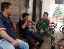 TNI dan Masyarakat Bersatu, Babinsa Serda Robi Guswara Laksanakan Komsos di Pasar Rantau Panjang