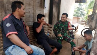 TNI dan Masyarakat Bersatu, Babinsa Serda Robi Guswara Laksanakan Komsos di Pasar Rantau Panjang