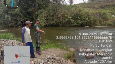 Kesiapsiagaan Musim Hujan Babinsa Koramil Jangkat Cek Kondisi Sungai di Desa Pulau Tengah