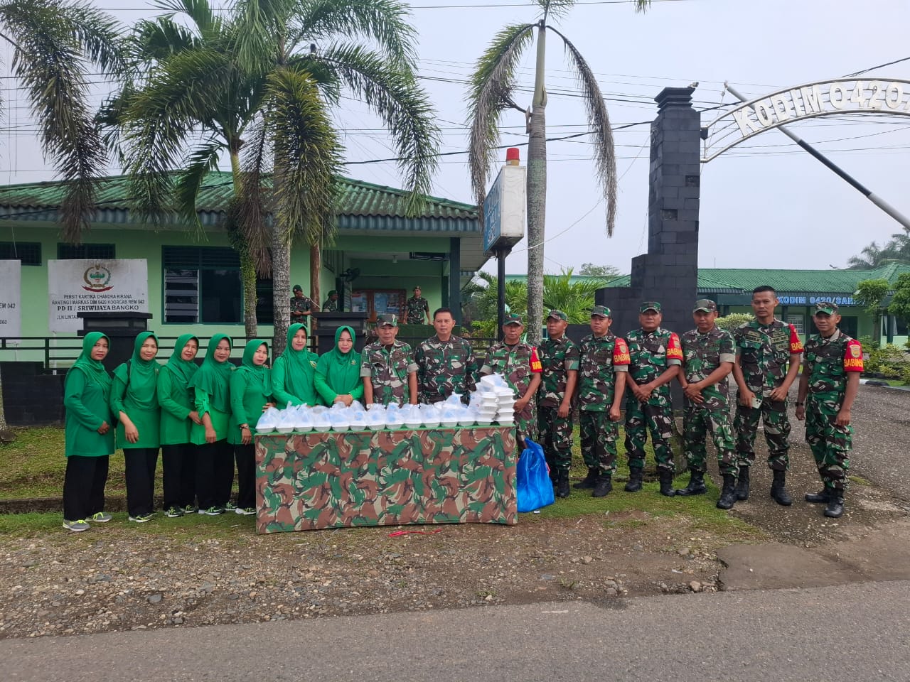 Sambut Jumat dengan Kebersamaan Pembagian Sarapan oleh Danramil 420-06/Muara Siau