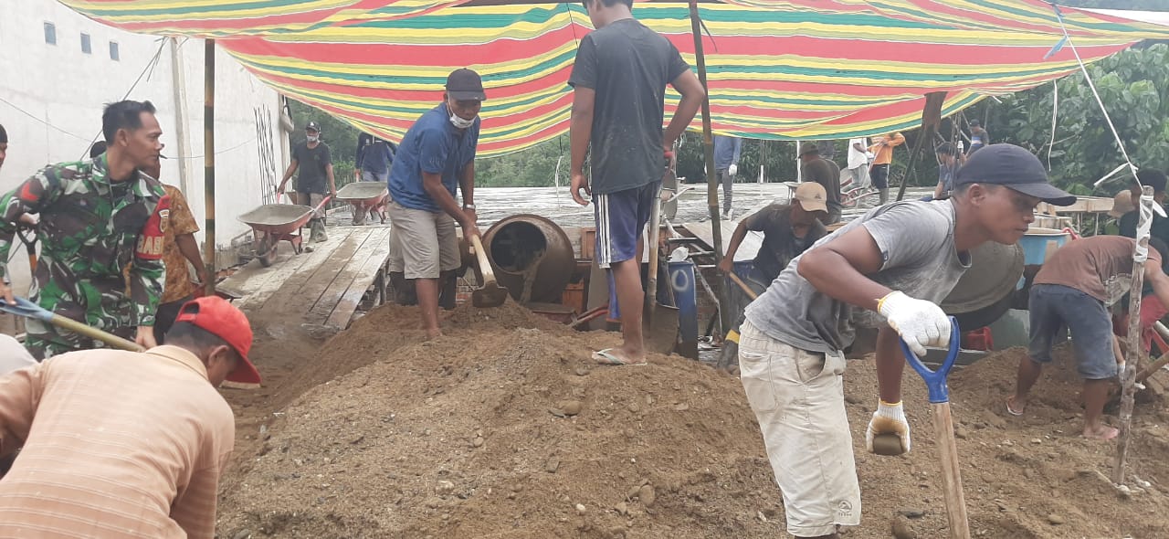 Karya Bakti TNI di Desa Muara Air Dua, Babinsa Koramil Batang Asai Bantu Warga Bangun Rumah