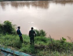 Patroli TNI Antisipasi Banjir dan Longsor di Desa Penarun Sarolangun