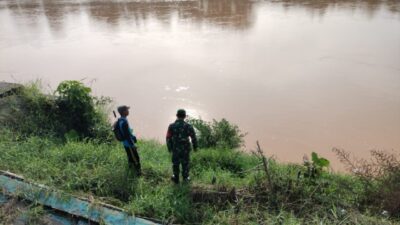 Patroli TNI Antisipasi Banjir dan Longsor di Desa Penarun Sarolangun