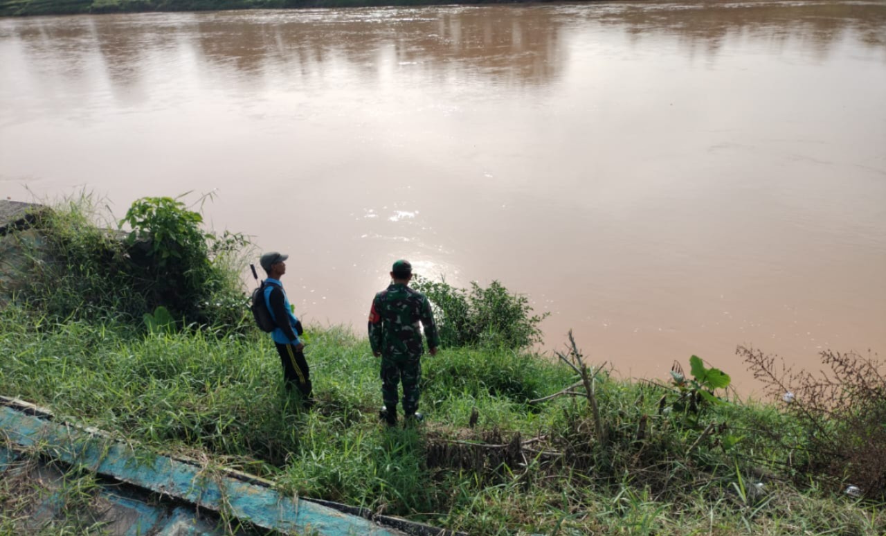 Patroli TNI Antisipasi Banjir dan Longsor di Desa Penarun Sarolangun