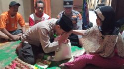 Dengan Menggandeng Tokoh Masyarakat, Polsek Tabir Selatan Memberikan Bantuan Kepada Masyarakat Kurang Mampu