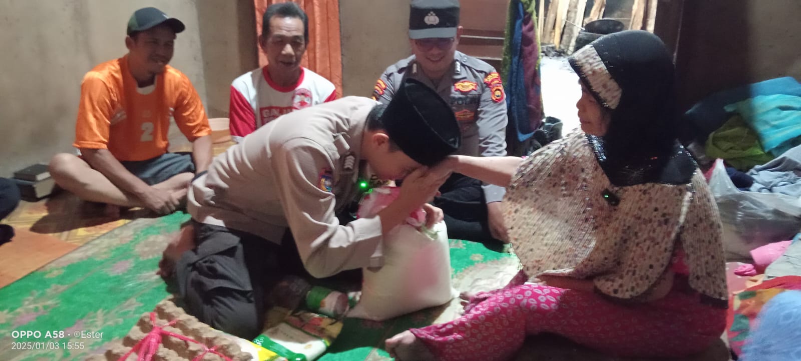 Dengan Menggandeng Tokoh Masyarakat, Polsek Tabir Selatan Memberikan Bantuan Kepada Masyarakat Kurang Mampu