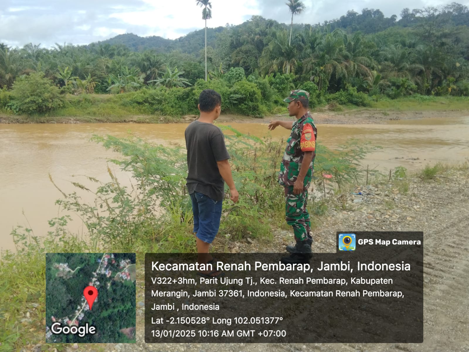 Antisipasi Bencana Alam, Babinsa Sungai Manau Lakukan Patroli Banjir dan Longsor di Merangin