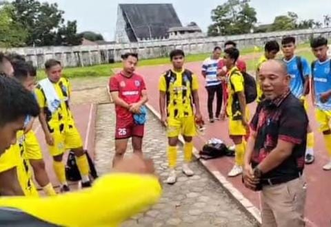 Pj Bupati Beri Motivasi Pada Pemain Merangin FC