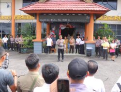 Polres Sintang Kawal Aksi Damai Honorer Kabupaten Sintang di Kantor Bupati