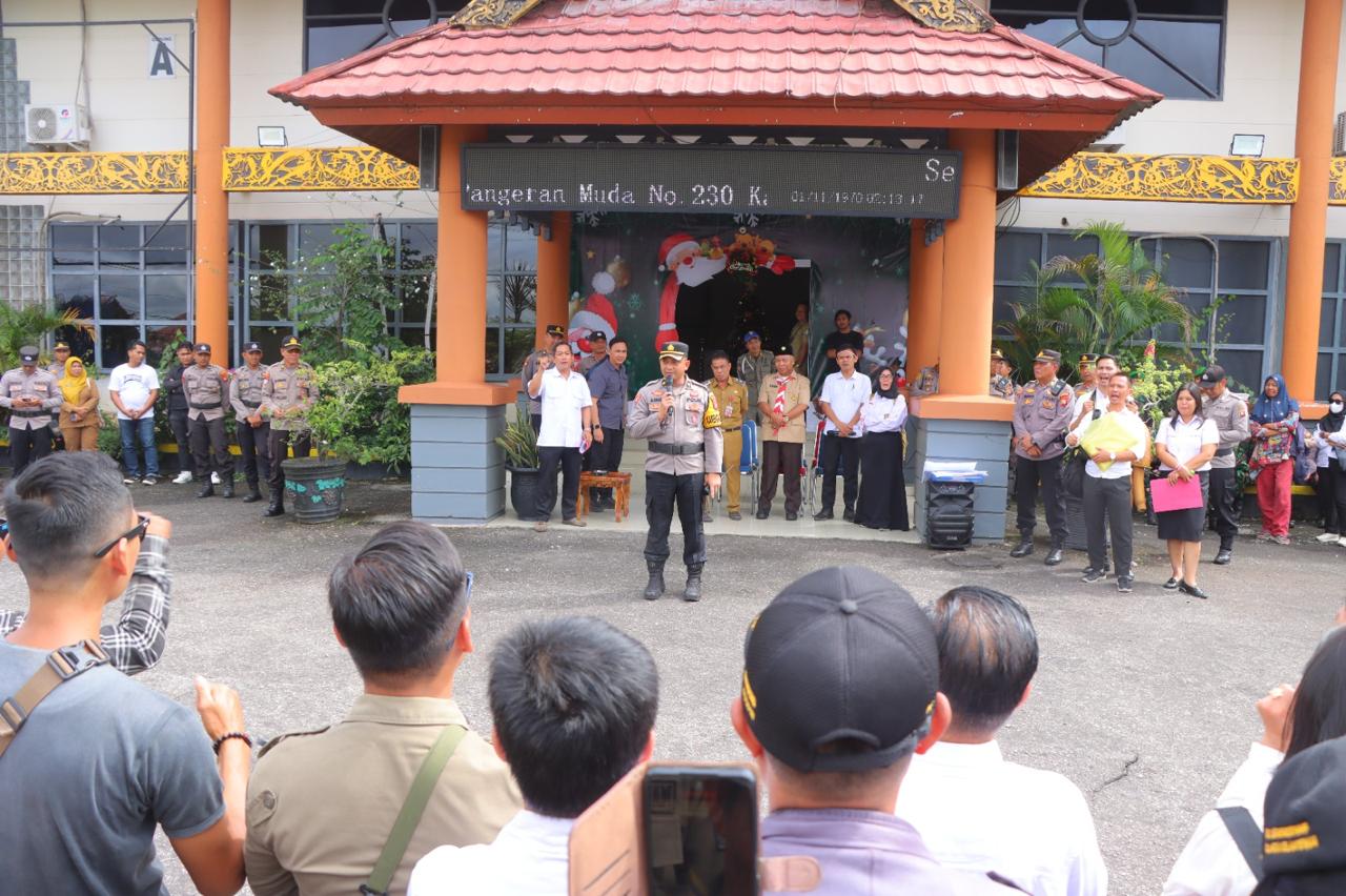 Polres Sintang Kawal Aksi Damai Honorer Kabupaten Sintang di Kantor Bupati