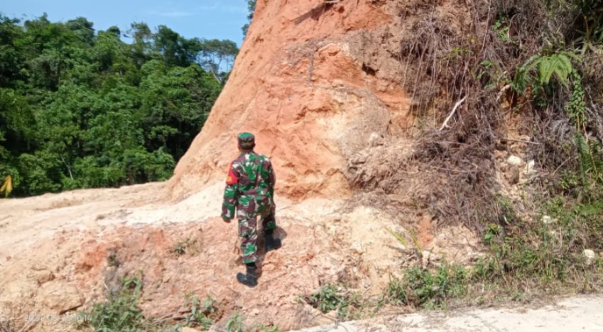 Tingkatkan Keamanan dan Kelestarian Lingkungan, Babinsa Batang Asai Laksanakan Patroli Gulbencal