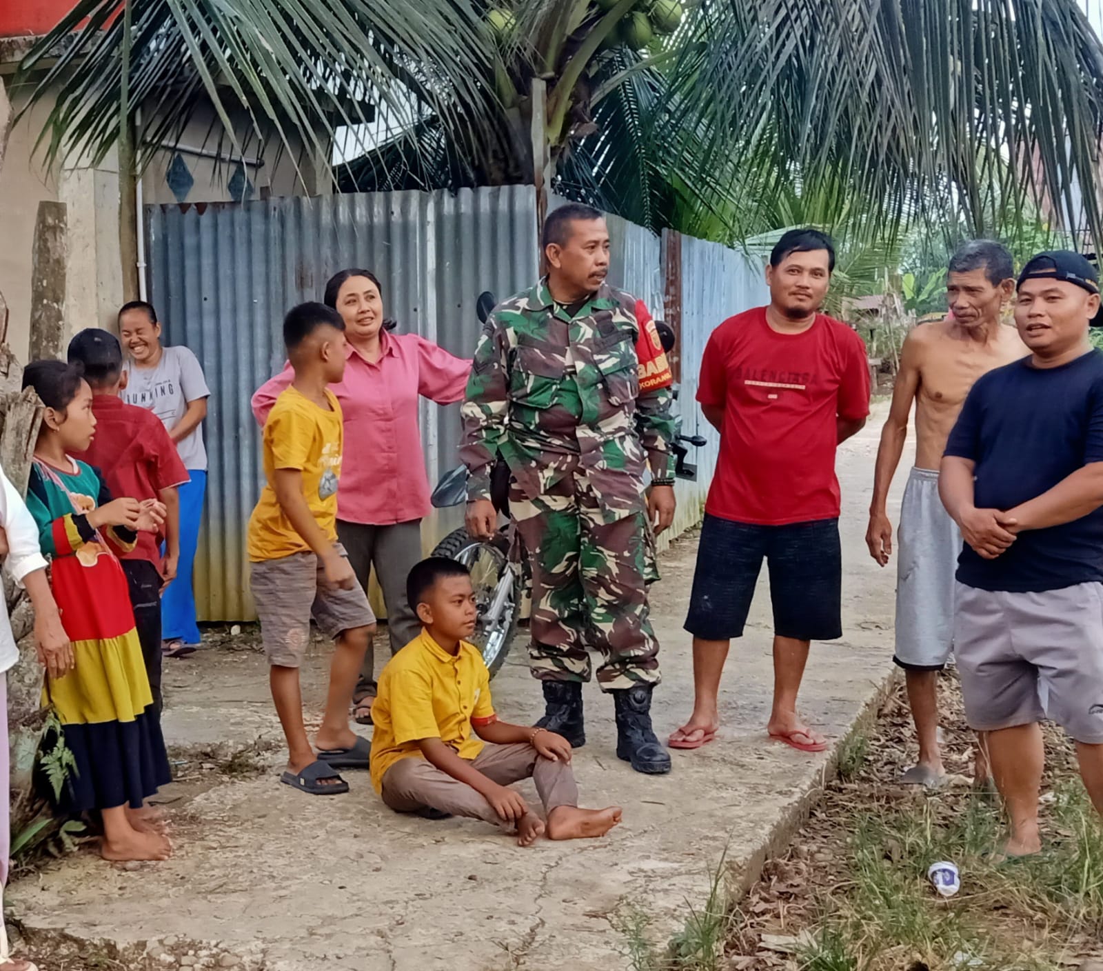 Sertu Akil Lukman Hadir di Tengah Masyarakat Desa Bernai, Pererat Tali Persaudaraan Lewat Komsos