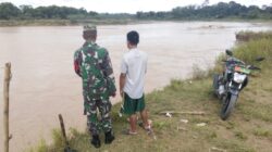 Antisipasi Banjir dan Longsor, Koptu Yudi Kurniawan Patroli Bersama Masyarakat Sarolangun