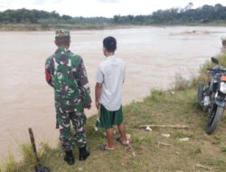 Antisipasi Banjir dan Longsor, Koptu Yudi Kurniawan Patroli Bersama Masyarakat Sarolangun