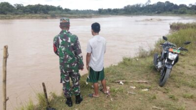 Antisipasi Banjir dan Longsor, Koptu Yudi Kurniawan Patroli Bersama Masyarakat Sarolangun