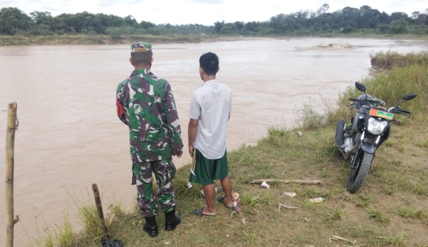 Antisipasi Banjir dan Longsor, Koptu Yudi Kurniawan Patroli Bersama Masyarakat Sarolangun