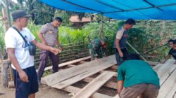 Membangun Bersama: TNI-Polri dan Warga Desa Kota Raja Laksanakan Gotong Royong