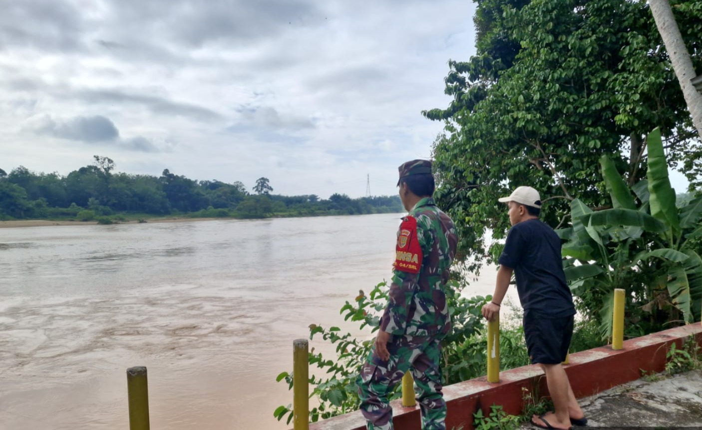 Menghadapi Musim Hujan, Babinsa Sarolangun Lakukan Patroli Cek Debit Air Sungai Batang Tembesi