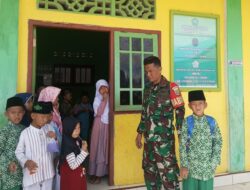 Santri TPQ Roudhatul TaQwa Dapat Pembinaan dari Babinsa Koptu Raden dalam Kegiatan Komsos di Bukit Bumi Raya