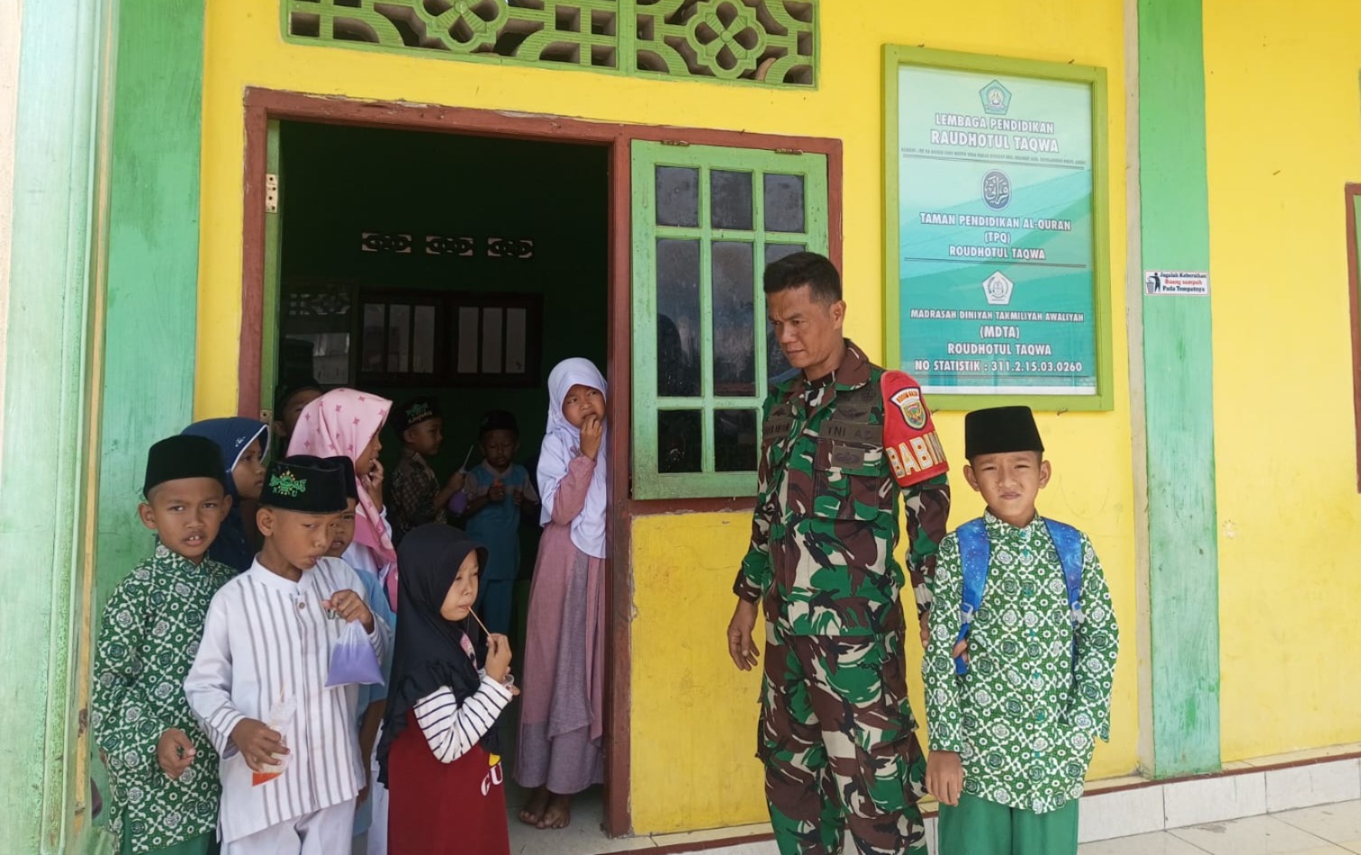 Santri TPQ Roudhatul TaQwa Dapat Pembinaan dari Babinsa Koptu Raden dalam Kegiatan Komsos di Bukit Bumi Raya