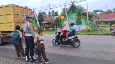 Wujud Kepedulian Akan Keselamatan, Personel Polsek Pauh Seberangkan Anak Sekolah