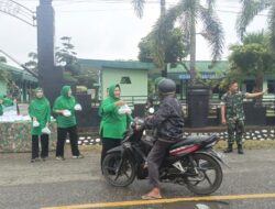 Kegiatan Jumat Berkah Kodim 0420/Sarko: TNI dan Ibu Persit Berbagi Sarapan untuk Warga