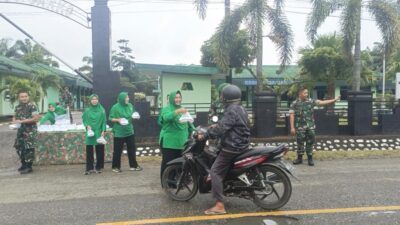 Kegiatan Jumat Berkah Kodim 0420/Sarko: TNI dan Ibu Persit Berbagi Sarapan untuk Warga